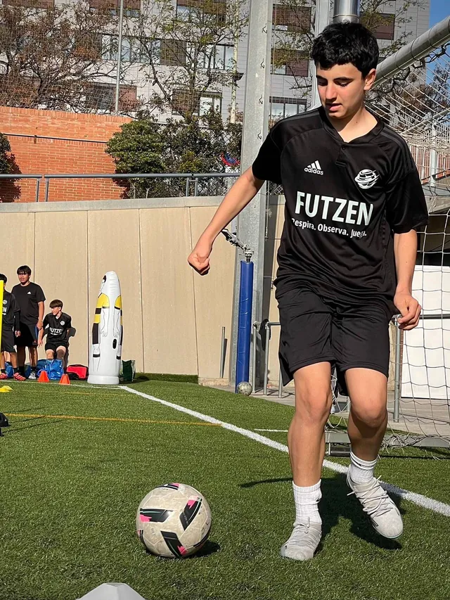 Un jugador de FUTZEN conduce el balón entre conos